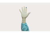 Hand mit Biogel Skinsense Indicator System Handschuh