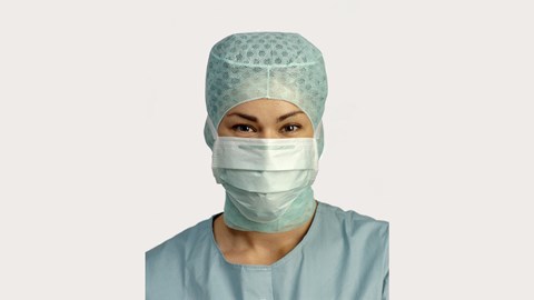 Arzt, der eine spezielle BARRIER OP-Maske trägt