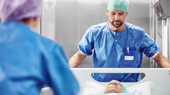 medizinischer Fachmann, der den Patienten in den OP bringt