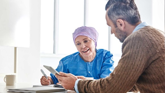 Gesundheitsexperte im Gespräch mit einem Mölnlycke Ansprechpartner