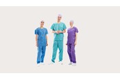 Trois cliniciens portant un Pyjama BARRIER® – extra confort