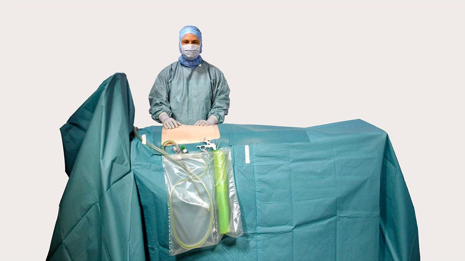 un chirurgien utilisant des champs de cœlioscopie BARRIER