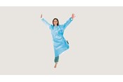une infirmière de bloc portant une casaque chirurgicale BARRIER Universal, en train de sauter