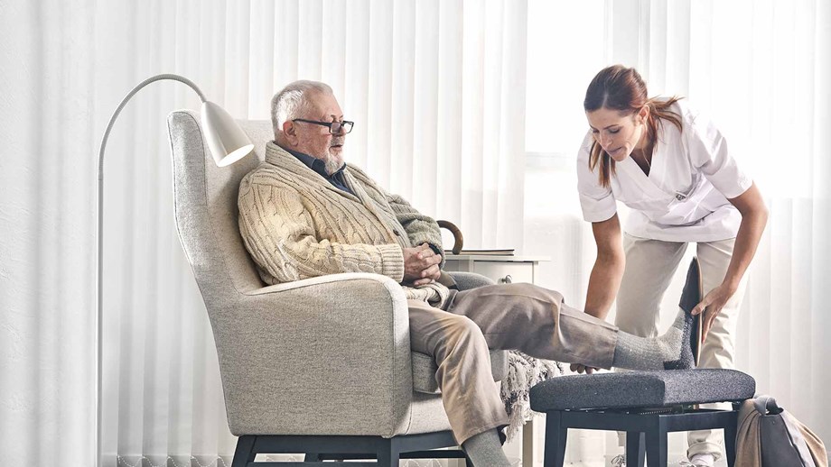Professionnel de santé aidant un homme âgé
