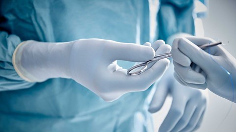 Chirurgiens en salle d’opération en train de retirer leur blouse